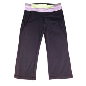 Lululemon Gather & Crow Crop *Full-On Luon
Black / Quilt Spring size 8